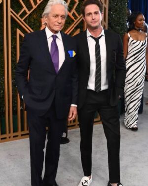 Cameron Douglas Instagram - Good times with my Dad and cast of #thekominskymethod @sagawards 
Congrats everyone on the nomination 
👏🎭 #peaceandlove 🇺🇦