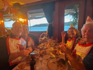 Camilla Läckberg Instagram - Har ju familj som nu flugit in från hela världen för helgens 50-årsfirande. Och ville inleda med en kväll med familjen. Så blev en kräftskiva på en av Strömmas båtar. (Swipa). Perfekt uppladdning. 💃 @strommastockholm