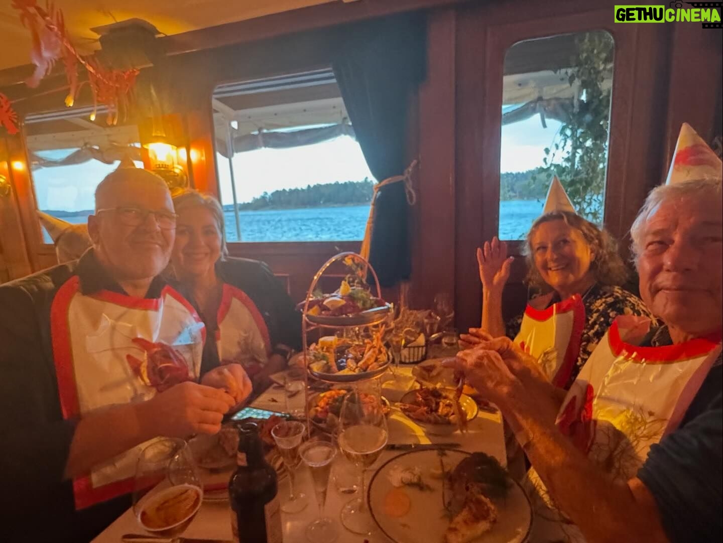 Camilla Läckberg - 7.7K Likes - Har ju familj som nu flugit in från hela världen för helgens 50-årsfirande. Och ville inleda med en kväll med familjen. Så blev en kräftskiva på en av Strömmas båtar. (Swipa). Perfekt uppladdning. 💃 @strommastockholm