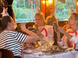 Camilla Läckberg Instagram - Har ju familj som nu flugit in från hela världen för helgens 50-årsfirande. Och ville inleda med en kväll med familjen. Så blev en kräftskiva på en av Strömmas båtar. (Swipa). Perfekt uppladdning. 💃 @strommastockholm