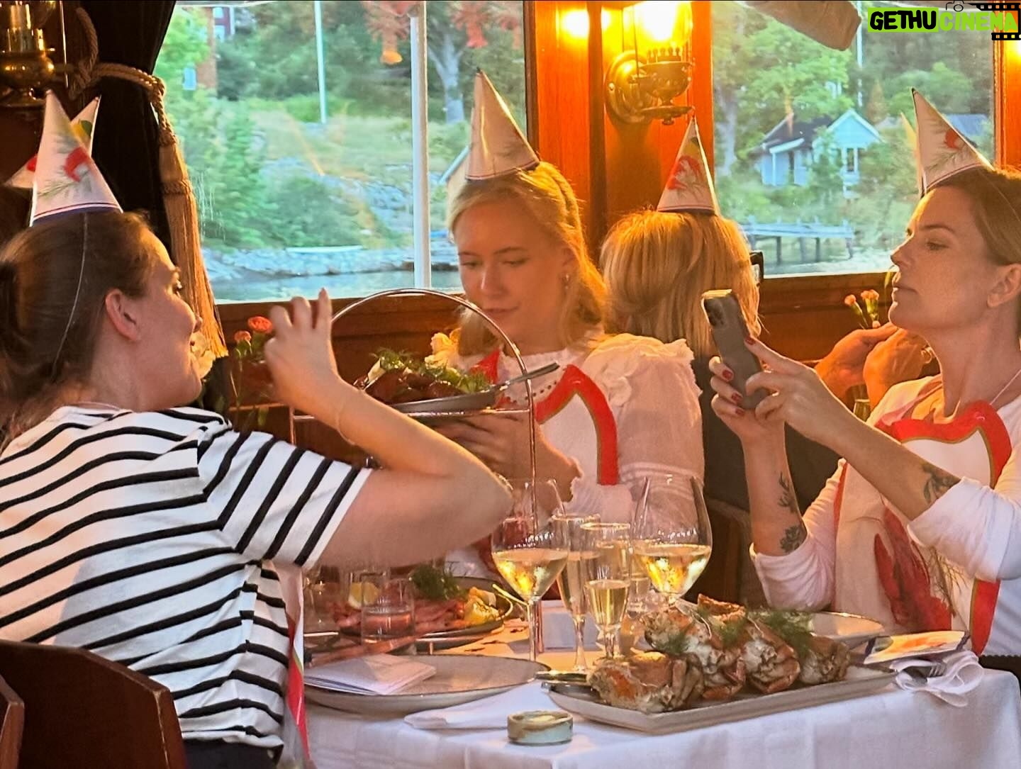 Camilla Läckberg - 7.7K Likes - Har ju familj som nu flugit in från hela världen för helgens 50-årsfirande. Och ville inleda med en kväll med familjen. Så blev en kräftskiva på en av Strömmas båtar. (Swipa). Perfekt uppladdning. 💃 @strommastockholm