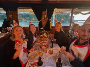 Camilla Läckberg Instagram - Har ju familj som nu flugit in från hela världen för helgens 50-årsfirande. Och ville inleda med en kväll med familjen. Så blev en kräftskiva på en av Strömmas båtar. (Swipa). Perfekt uppladdning. 💃 @strommastockholm