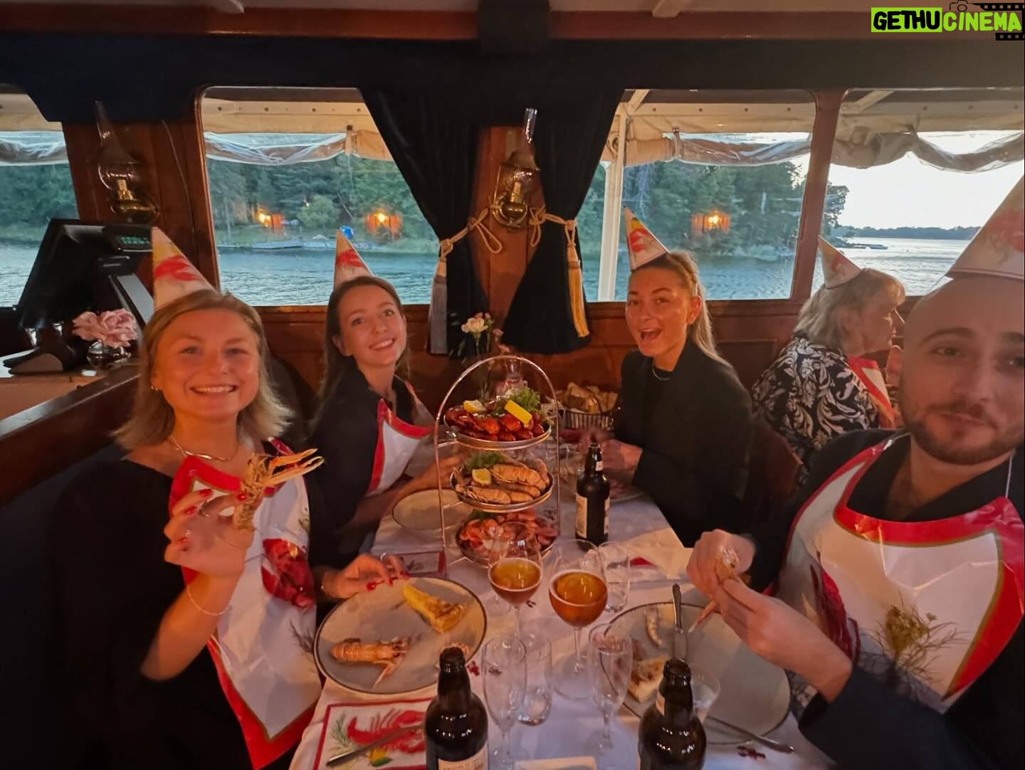 Camilla Läckberg - 7.7K Likes - Har ju familj som nu flugit in från hela världen för helgens 50-årsfirande. Och ville inleda med en kväll med familjen. Så blev en kräftskiva på en av Strömmas båtar. (Swipa). Perfekt uppladdning. 💃 @strommastockholm