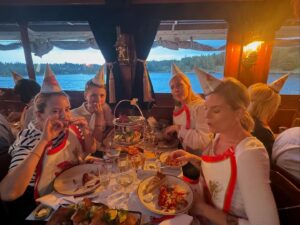 Camilla Läckberg Instagram - Har ju familj som nu flugit in från hela världen för helgens 50-årsfirande. Och ville inleda med en kväll med familjen. Så blev en kräftskiva på en av Strömmas båtar. (Swipa). Perfekt uppladdning. 💃 @strommastockholm