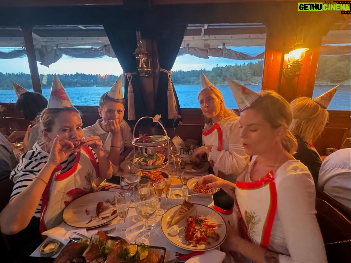 Camilla Läckberg - 7.7K Likes - Har ju familj som nu flugit in från hela världen för helgens 50-årsfirande. Och ville inleda med en kväll med familjen. Så blev en kräftskiva på en av Strömmas båtar. (Swipa). Perfekt uppladdning. 💃 @strommastockholm