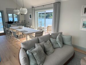 Camilla Läckberg Instagram - Älskar vår sjöstuga som blev klar precis innan sommaren. Byggd i samma stil utanpå som den gamla o rejält murkna som stod här innan. Fantastiskt byggd av @grunewaldsbygg @fixarjohan och vackert inredd som alltid av @refinedesignstudio.se . 😍 (Swipa) #VillaLumos