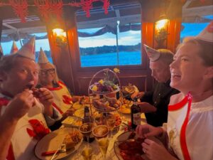 Camilla Läckberg Instagram - Har ju familj som nu flugit in från hela världen för helgens 50-årsfirande. Och ville inleda med en kväll med familjen. Så blev en kräftskiva på en av Strömmas båtar. (Swipa). Perfekt uppladdning. 💃 @strommastockholm