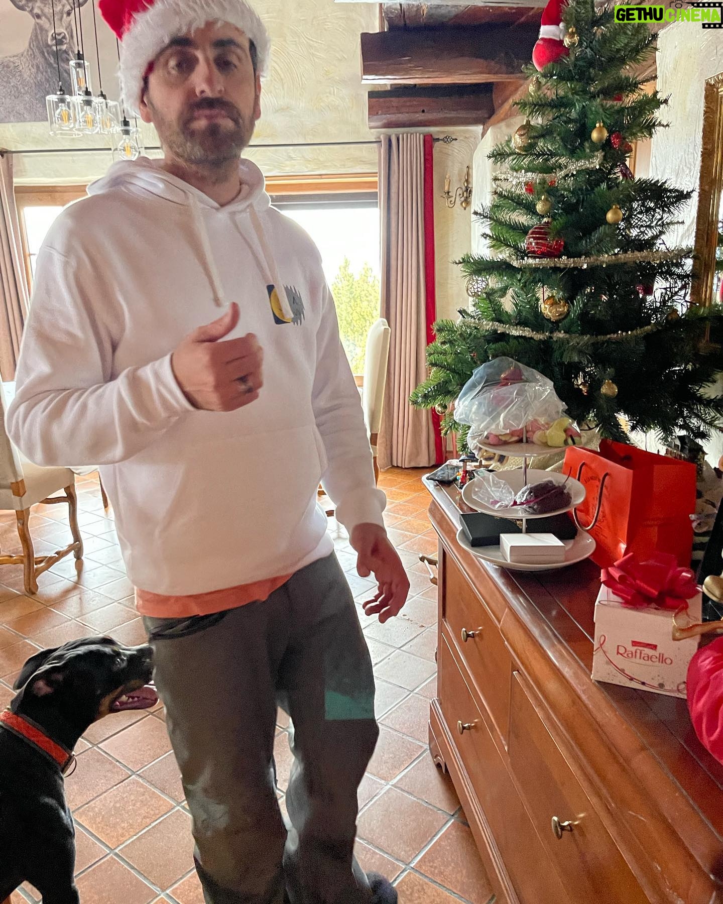 Camille Combal - 20.2K Likes - Joyeux Noël ! 🎁🎄
Du love & du Mont-d’or a tous ❤️