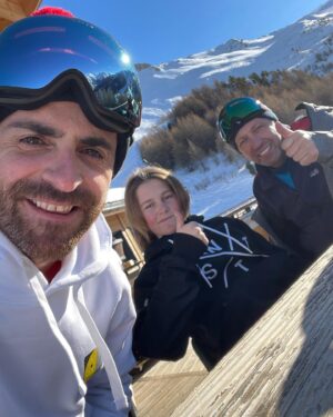 Camille Combal Instagram - Joyeux Noël ! 🎁🎄
Du love & du Mont-d’or a tous ❤️