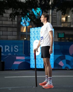 Camille Lacourt Instagram - Magnifique marathon olympique ❤️
Il fut aussi beau que dur,
Une ambiance à couper le souffle, 
Des supporters présents jusqu’au bout de la nuit !
Des bénévoles qui nous poussaient, nous respectaient et qui étaient juste exceptionnels !
Je n’oublierai jamais cette ferveur.

Mais ce fut dur…
Physiquement d’abord, mais je m’y attendais avec une préparation en dents de scie.
Et psychologiquement surtout, beaucoup de sollicitations pendant la course de la part des athlètes.
Je vous présente mes excuses si je n’ai pas joué le jeu des selfies mais au bout de 5 min de course j’en étais déjà à plus de 200!
Ajouté à ça, la fatigue, c’était compliqué.
Je comprends les demandes et je sais que vous n’imaginez pas être le 500ème ou le 1000ème alors que je souffre…
Quel périple mon @maximehaulbert 😂

Je garderai de ces 2 semaines un souvenir inoubliable.
Bravo à tous pour votre énergie et gardons cet optimisme qui nous a unis pendant cette quinzaine olympique 🙏
