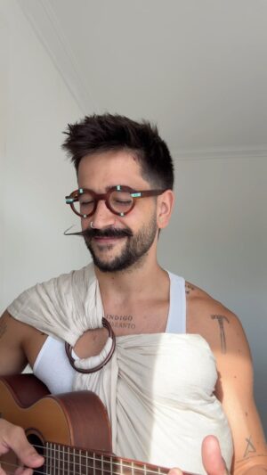 Camilo Instagram - Hola, soy Camilo y mi trabajo es cantarle a mis hijas mientras la mamá descansa un poquito.