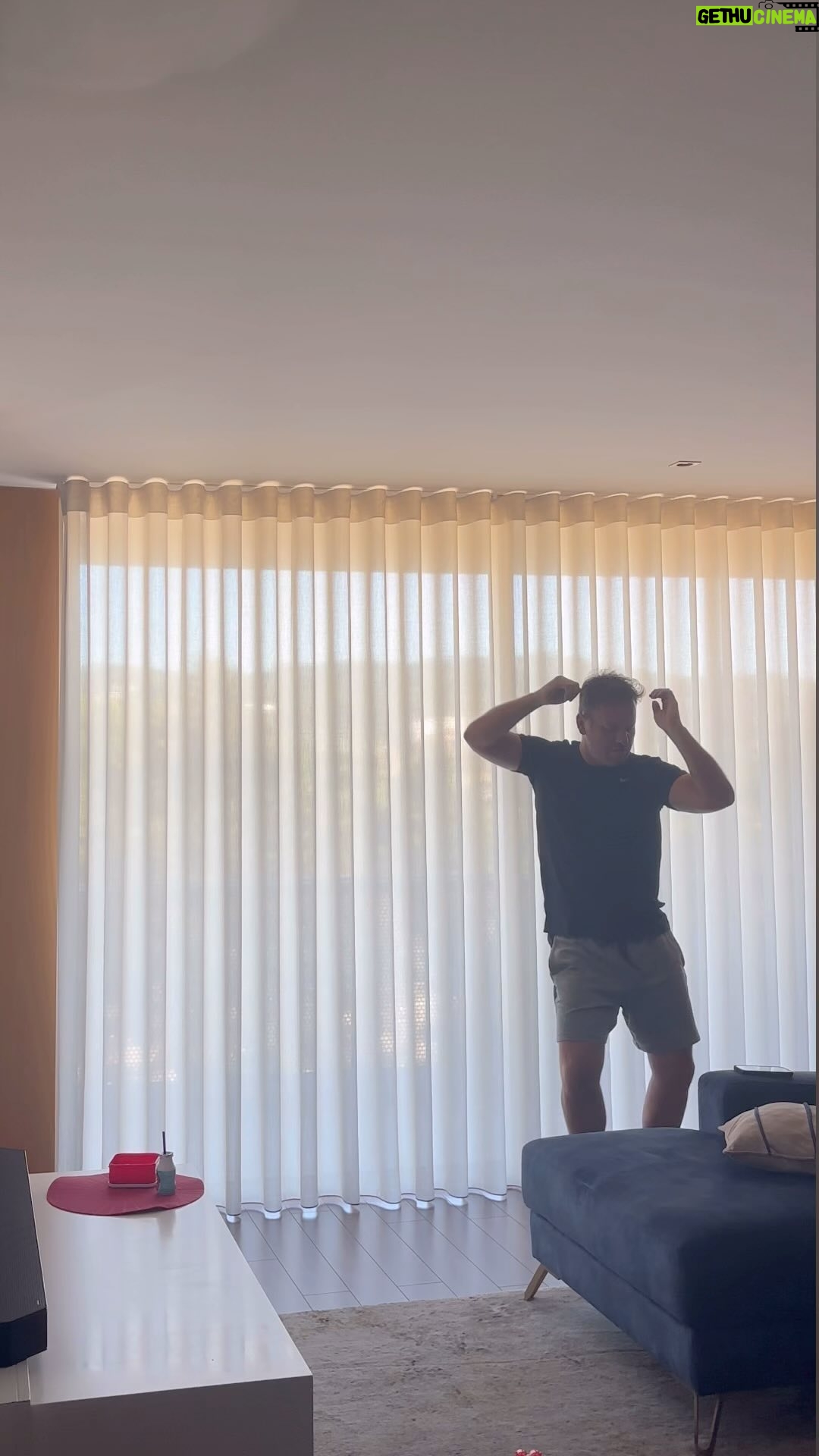 Cândido Costa - 36.3K Likes - Ninguém solta tão bem como a malta de 80's🥳😂🕺🪩