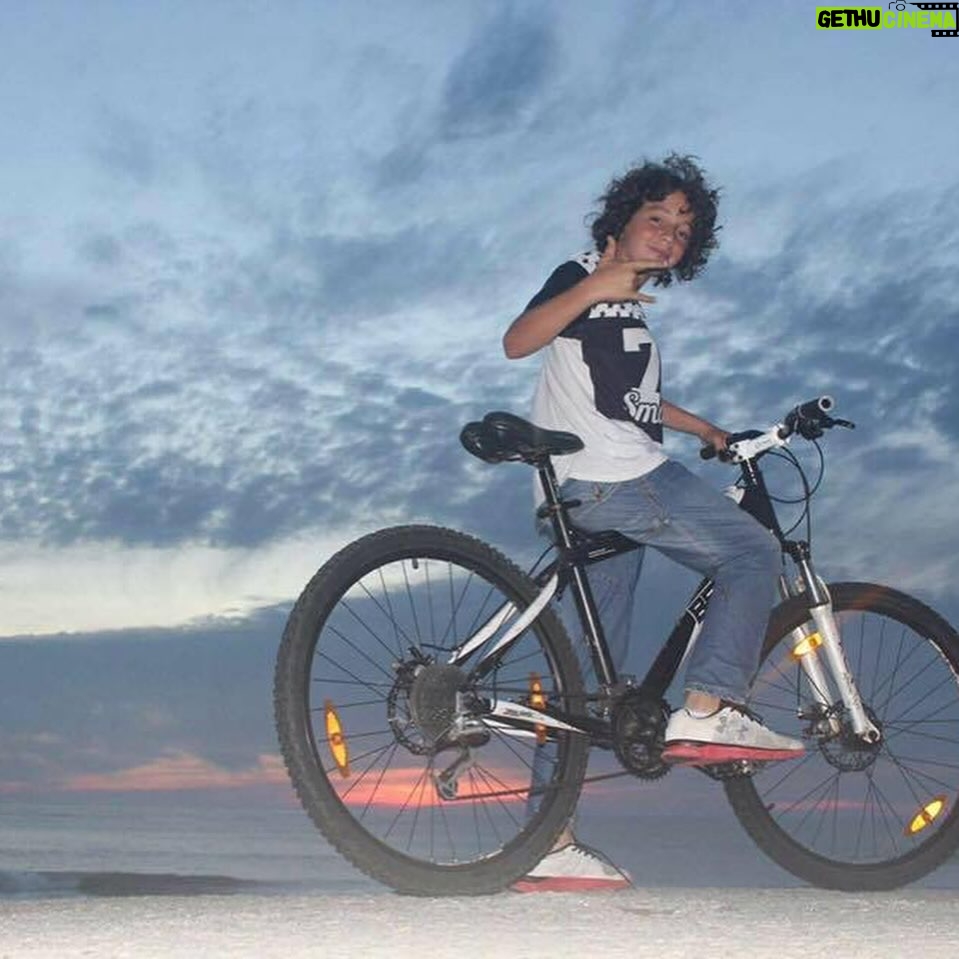 Cândido Costa - 23.1K Likes - 18 anos🎂🙌
O meu Gabi♥️ o menino mais doce que há no Mundo está agora entregue ao Mundo adulto🙏
Parabéns meu filho♥️
Lá por seres mais alto que o Pai não abuses🤤