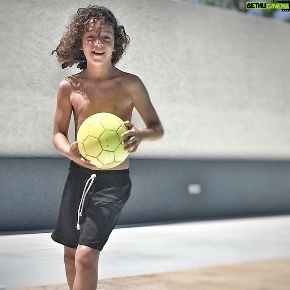 Cândido Costa - 23.1K Likes - 18 anos🎂🙌
O meu Gabi♥️ o menino mais doce que há no Mundo está agora entregue ao Mundo adulto🙏
Parabéns meu filho♥️
Lá por seres mais alto que o Pai não abuses🤤