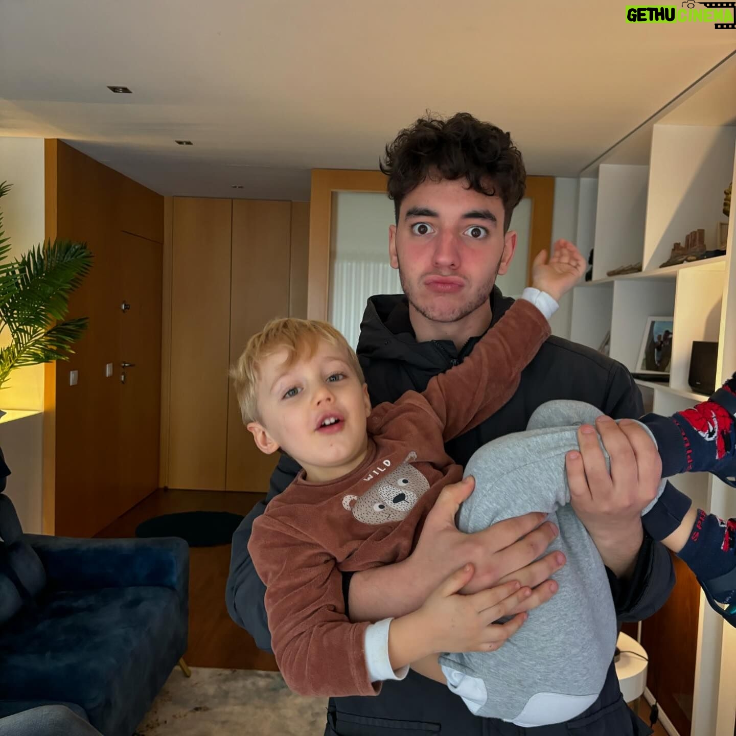Cândido Costa - 23.1K Likes - 18 anos🎂🙌
O meu Gabi♥️ o menino mais doce que há no Mundo está agora entregue ao Mundo adulto🙏
Parabéns meu filho♥️
Lá por seres mais alto que o Pai não abuses🤤