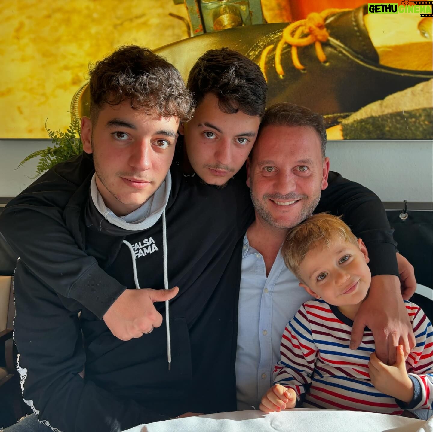 Cândido Costa - 23.1K Likes - 18 anos🎂🙌
O meu Gabi♥️ o menino mais doce que há no Mundo está agora entregue ao Mundo adulto🙏
Parabéns meu filho♥️
Lá por seres mais alto que o Pai não abuses🤤
