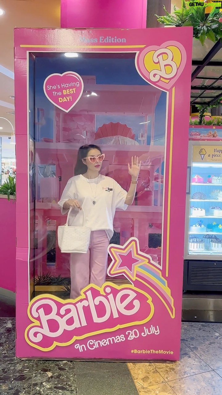 Candy Ice - 502 Likes - Barbie doll 真的是我的童年
我有好多隻芭比娃娃 我去玩具店第一時間就是看芭比娃娃 最享受的就是幫他們換衣服 還要match 鞋子 包包 髮型 眼鏡 還有寵物 。 我有很多女的 只有一個男的 現在想回去好好笑😆 今天晚上我要去看barbie啦 !這幾天買了barbie的聯名款都好開心哦 🥰 如果大家看到漂亮的barbie聯名款 記得給我知道😘 @barbie @barbiethemovie