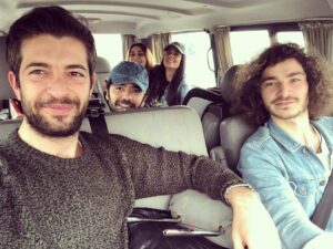 Cantuğ Turay Instagram - Tiyatro Kafe “İZMİR” Yollarındaa..😊
@osmankrkc @cerenyalazoglukarakoc @senerlendin @ualidalkilic