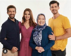 Cantuğ Turay Instagram - Bugün saat 15.45 tr başlıyoruz. Hadi Hayırlısı diyelim 😊
#acemianneler#trt1#yenidizi#yoncafilm