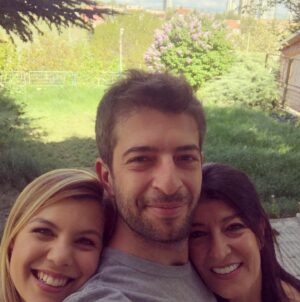 Cantuğ Turay Instagram - İki güzel anneyi almışım yanıma daha ne isterim❤️😇 tüm annelerimizin anneler gününü kutlarım 🙏💕
@ozdenbozturay @begumtopcu85