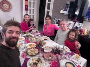 Cantuğ Turay Instagram - Mutlulukla,huzurla,sağlıkla dolu,sevdiklerimizle birlikte güzel bir yıl olsun hepimiz için. Hoşgeldin 2024… 🎄🎄🎉🎉🥂😊