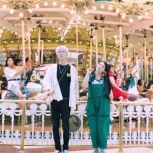 Cao Lu Instagram - 《Oh My idol》 challenge 코너 입니다 ㅋㅋ 이번에 제가 좋아하는아이돌 H.O.T재원오빠 @jwjayone1 랑 같이 《candy》춤췄어요.  @tntonyan @woohyukjang @an_chil_hyun 그리고 희준오빠도 담에 같이 춰요 ㅋㅋ 《Oh My idol》는1.2.3세대 우리 좋아했던 아이돌분들을 찾아가는 컨셉이요 아이돌분들이랑 중국팬들이랑 소통할수있는 작은다리가 될수있으면 좋겠어요. 왠냐하면 저는 중국어 한국어 다 잘하니깐요 한국어 자격증 있는 뇨자에요 ㅋㅋ challenge코너도 팬들위해서 준비하는거에요. 우리 옛날에 챌린지 없어서요 지금 다시 춤추면서 추억에 취해요 😘