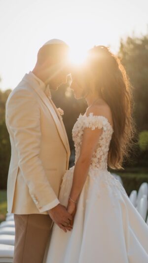 Capucine Anav Instagram - Création de À a Z de ma sublime robe de mariée faite par le talentueux @nicolasfafiotte 🤍

Depuis toute petite je passais devant sa vitrine et je disais « Maman le jour où je me marie je veux que ce soit Nicolas qui me fasse ma robe » mon rêve est devenu une réalité 🥹