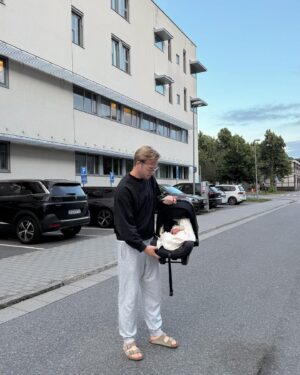 Carl Déman Instagram - Tack snälla för alla fina gratulationer.❤️ Sanna du har varit helt otrolig, kämpat hela vägen och jag är så imponerad och stolt över dig. Världens bästa mamma till våra barn, så tacksam för min familj.❤️