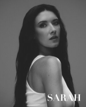Carla Jara Instagram - “Cuando ya pasa lo peor, cuando logras estar con los pies firmes en la tierra, miras hacia atrás y te das cuenta que todo pasa por algo. Hoy lo agradezco, lo suelto y sigo avanzando.” @carlajaracadiz #SARAH

Camiseta: H&M @hm
Guantes: Gaba @gaba.studio 
Falda: Juan Ormeño @juormeno
Fotografía: @emeescobar
Maquillaje & hairstyle: @vanesaperez.m
Styling: @pola_vial
Extensiones: @extensionesrapunzzel
Producción ejecutiva: @luisynilo
Estudio: @estudiofe
Entrevista por: @ahorapinto 
Entrevista en: @courtyardstgo 

www.revistasarah.cl 🖤

#revistasarah #carlajara #editorial #entrevista #portada