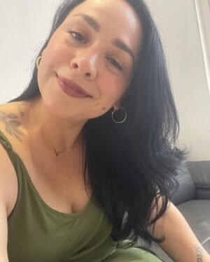 Carla Morrison Instagram - Se me antojaron un vinito y unas aceitunas con este vestido y este calor🫒🫒🫒✨❤️