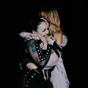 Carla Morrison Instagram - Mi primera vez en Puerto Rico 🇵🇷 y de esta manera❤️✨ no sabía que no se tenía que morir para conocer el paraíso! Estoy encantada con esta isla hermosa y con su gente! Tanta historia y tanto amor aquí y @KanyGarcia sacándome de París y me trajo al sol, vaya que me hacía falta!!! Gracias Reina por esto, por invitarme a tu mundo tan hermoso, a cantar juntas y vivir esto tan increíble! Que sueño, de verdad, que feliz soy❤️✨🙏🏼 muy, muy agradecida!!! Ps. Me quedo a cantar todas las noches contigo mi amoooooL!!!

Vestuario @olimastudio 
Maquillaje y peinado @allinmakeup