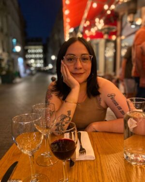 Carla Morrison Instagram - Un vinito rojo, el más seco que tengas porfa✨❤️
