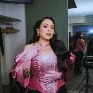 Carla Morrison Instagram - Prepararnos para el #AuditorioNacional fue muy emocionante porque era el final de #ElRenacimientoTour, en un lugar icónico donde mi público más grande, el que me puso en lo más alto desde el día 1, México me iba a acompañar! Me aseguré de que fuera súper especial, con invitadas súper especiales, con un corset especialmente para esa noche y arreglos y momentos que fueran inolvidables, tenía tantas ganas de que fuera lo más especial para todos los que vendrían esa noche…. 

Fotos por: @underpmx @carlosdelariva1 

Maquillaje y peinado: @arielpeimbert 

Vestuario: @olimastudio

Joyas por @swarovski