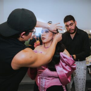 Carla Morrison Instagram - Prepararnos para el #AuditorioNacional fue muy emocionante porque era el final de #ElRenacimientoTour, en un lugar icónico donde mi público más grande, el que me puso en lo más alto desde el día 1, México me iba a acompañar! Me aseguré de que fuera súper especial, con invitadas súper especiales, con un corset especialmente para esa noche y arreglos y momentos que fueran inolvidables, tenía tantas ganas de que fuera lo más especial para todos los que vendrían esa noche…. 

Fotos por: @underpmx @carlosdelariva1 

Maquillaje y peinado: @arielpeimbert 

Vestuario: @olimastudio

Joyas por @swarovski