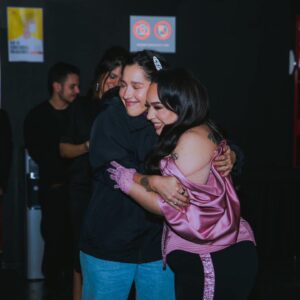 Carla Morrison Instagram - Prepararnos para el #AuditorioNacional fue muy emocionante porque era el final de #ElRenacimientoTour, en un lugar icónico donde mi público más grande, el que me puso en lo más alto desde el día 1, México me iba a acompañar! Me aseguré de que fuera súper especial, con invitadas súper especiales, con un corset especialmente para esa noche y arreglos y momentos que fueran inolvidables, tenía tantas ganas de que fuera lo más especial para todos los que vendrían esa noche…. 

Fotos por: @underpmx @carlosdelariva1 

Maquillaje y peinado: @arielpeimbert 

Vestuario: @olimastudio

Joyas por @swarovski
