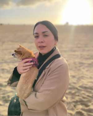 Carla Morrison Instagram - Sabe que tiene mi corazón 💕✨ me ignora en la casa pero nada más empaco para irme a cantar y empieza a lloraaaaaar la grosera😂 #dicequeporZoompuedocantarYya