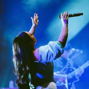 Carla Morrison Instagram - Queretarock❤️ se comprometieron 💍💍💍💍💍💍6 parejitas y fue un show muy conmovedor! Gracias por venir al cierre de esta gira, por sus regalos, por sus atenciones y su buena onda desde mis comienzos! Amo esta ciudad y amo su gente mis queretamoressss!!! Nos vemos pronto! Gracias por agotar todas las entradas y siempre estar ahí para mi! Bebessssssss❤️❤️❤️✨✨✨✨✨ #ElRenacimientoTour

Fotos: @underpmx 
Maquillaje y peinado: @arielpeimbert 
Vestuario: @olimastudio