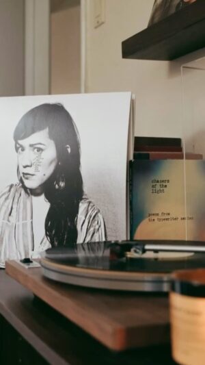 Carla Morrison Instagram - Bebés, todavía quedan algunos vinilos de mi álbum #DéjenmeLlorar disponibles para compra inmediata. Recuerden que esta es una edición especial y que no siempre están a la venta!! (Compra el tuyo en el link en la bio)

Video por: @vinylsaul