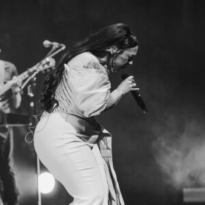 Carla Morrison Instagram - Queretarock❤️ se comprometieron 💍💍💍💍💍💍6 parejitas y fue un show muy conmovedor! Gracias por venir al cierre de esta gira, por sus regalos, por sus atenciones y su buena onda desde mis comienzos! Amo esta ciudad y amo su gente mis queretamoressss!!! Nos vemos pronto! Gracias por agotar todas las entradas y siempre estar ahí para mi! Bebessssssss❤️❤️❤️✨✨✨✨✨ #ElRenacimientoTour

Fotos: @underpmx 
Maquillaje y peinado: @arielpeimbert 
Vestuario: @olimastudio