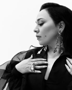 Carla Morrison Instagram - Cuando @kanygarcia me buscó para escribir esta canción, yo quedé muy sorprendida y emocionada ❤️ Sabía que ella es súper talentosa y no pude evitar que me entraran los nervios al verla ahí sentada en nuestro estudio, escribiendo magia, rebotando ideas una con la otra hundidas en el drama que nos encanta del amor! 🥰 En esa sesión planeamos sacar la canción en enero y grabar el video y todo! Fue increíble! Kany gracias por compartir esto tan hermoso conmigo, por hacerme un espacio en tu historia y por ser tan cariñosa y honesta! Estoy muy feliz!!!! Aparte aprendí a decir PUELTO RICO! 😂❤️ Gracias también a @rafaarcaute y a @jandromx por co escribir y producirla está canción con nosotras! A todos el equipo del video, a todos los que empujaron tanto hasta que esta canción salió y a todos ustedes que la escuchan y nos mandan tantos mensajes tan bonitosssssss ¡Muchas gracias! 🥹🥹🥹🥹🥹🥹❤️❤️❤️❤️❤️ ayyyyy nanitaaaaa que vuelvaaaa!!

Photos by: @directoramami 
Makeup: @allinmakeup
Makeup Assistant: @stephhausofbeauty 
Custom wardrobe: @olimastudio
Earrings @alexisbittar
Rings @swarovski