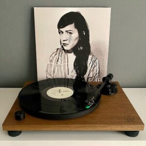 Carla Morrison Instagram - Bebés!! Gracias por enviarme sus fotos estrenando sus vinilos de #DéjenmeLlorar, etiquetenme en todas sus fotos, unboxings y videos para poder verlos ❤️✨