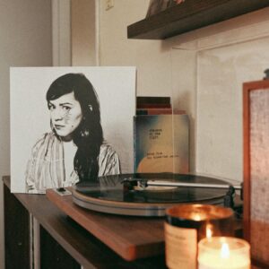 Carla Morrison Instagram - Bebés!! Gracias por enviarme sus fotos estrenando sus vinilos de #DéjenmeLlorar, etiquetenme en todas sus fotos, unboxings y videos para poder verlos ❤️✨