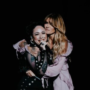 Carla Morrison Instagram - Mi primera vez en Puerto Rico 🇵🇷 y de esta manera❤️✨ no sabía que no se tenía que morir para conocer el paraíso! Estoy encantada con esta isla hermosa y con su gente! Tanta historia y tanto amor aquí y @KanyGarcia sacándome de París y me trajo al sol, vaya que me hacía falta!!! Gracias Reina por esto, por invitarme a tu mundo tan hermoso, a cantar juntas y vivir esto tan increíble! Que sueño, de verdad, que feliz soy❤️✨🙏🏼 muy, muy agradecida!!! Ps. Me quedo a cantar todas las noches contigo mi amoooooL!!!

Vestuario @olimastudio 
Maquillaje y peinado @allinmakeup