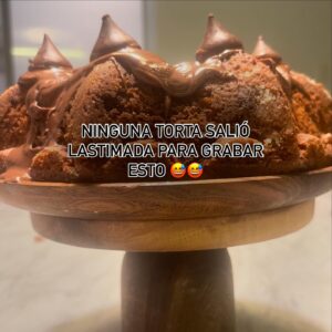 Carla Peterson Instagram - Contenido logradisimo gracias a Gaspi,  mi asesor de redes. Me dijo q con esto me vuelvo viral. El budín de banana está muy rico. No les pasó la receta . Les mando un beso grande. Seguiré intentando. 
En mis story’s está el audio q es bastante polémico 
@malaga.designs 
Prometí q iba a hacer un video ❤️