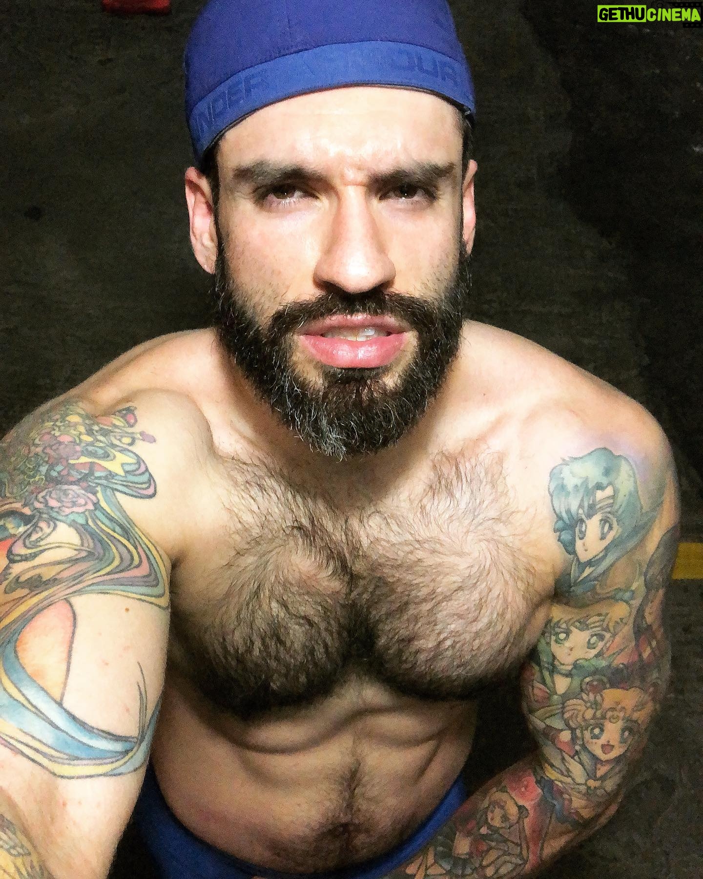 Carlo Villarreal - 13.1K Likes - Niño malo de buenos sentimientos😝🤘💖
