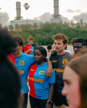 Carlos Cuevas Instagram - BARÇA O BARZAKH és la frase que les persones del Senegal diuen abans d’emprendre el seu perillós viatge cap a Europa a bord d’una embarcació precària. Vol dir “Barcelona o mort”. Arribar o morir en l’intent.
 
L’any 2023, almenys 6.618 persones van morir en aquest trajecte que, any rere any, ha convertit el Mar Mediterrani en la fossa comuna més gran del continent.
 
Per recordar les seves vides i per denunciar les polítiques de fronteres de la Unió Europea, Top Manta la marca social i solidària dels manters de Barcelona, presenta aquesta col·lecció. 💙💔

————————————————————————————

BARÇA O BARZAKH es la frase que las personas de Senegal dicen antes de emprender su peligroso viaje hacia Europa a bordo de un cayuco. Quiere decir “Barcelona o muerte”, llegar o morir en el intento.

En 2023, al menos 6.618 personas murieron en este trayecto que, año tras año, ha convertido al Mar Mediterráneo en la fosa común más grande del continente.

Para denunciar políticas de fronteras de la Unión Europea y para recordar a las personas que han perdido la vida intentando cruzarlas, @topmanta_bcn presenta esta colección. 💙💔

————————————————————————————

BARÇA OR BARZAKH is the phrase that accompanies our dangerous journey to Europe aboard a small fishing boat. It means “Barcelona or death,” to arrive or die trying.

In 2023, at least 6,618 people died on this journey, which year after year has turned the Mediterranean Sea into the largest mass grave on the continent.

To denounce the European Union’s border policies and honor the memory of those who have perished trying to cross, Top Manta has launched this collection! 💙💔

🔹www.instagram.com/reel/C83jQlkCy7-/
🔹www.x.com/sindicatomanter/status/1807642693956202849
🔹www.topmanta.store