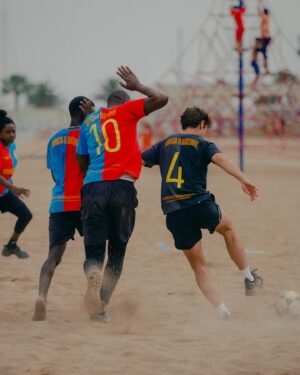 Carlos Cuevas Instagram - BARÇA O BARZAKH és la frase que les persones del Senegal diuen abans d’emprendre el seu perillós viatge cap a Europa a bord d’una embarcació precària. Vol dir “Barcelona o mort”. Arribar o morir en l’intent.
 
L’any 2023, almenys 6.618 persones van morir en aquest trajecte que, any rere any, ha convertit el Mar Mediterrani en la fossa comuna més gran del continent.
 
Per recordar les seves vides i per denunciar les polítiques de fronteres de la Unió Europea, Top Manta la marca social i solidària dels manters de Barcelona, presenta aquesta col·lecció. 💙💔

————————————————————————————

BARÇA O BARZAKH es la frase que las personas de Senegal dicen antes de emprender su peligroso viaje hacia Europa a bordo de un cayuco. Quiere decir “Barcelona o muerte”, llegar o morir en el intento.

En 2023, al menos 6.618 personas murieron en este trayecto que, año tras año, ha convertido al Mar Mediterráneo en la fosa común más grande del continente.

Para denunciar políticas de fronteras de la Unión Europea y para recordar a las personas que han perdido la vida intentando cruzarlas, @topmanta_bcn presenta esta colección. 💙💔

————————————————————————————

BARÇA OR BARZAKH is the phrase that accompanies our dangerous journey to Europe aboard a small fishing boat. It means “Barcelona or death,” to arrive or die trying.

In 2023, at least 6,618 people died on this journey, which year after year has turned the Mediterranean Sea into the largest mass grave on the continent.

To denounce the European Union’s border policies and honor the memory of those who have perished trying to cross, Top Manta has launched this collection! 💙💔

🔹www.instagram.com/reel/C83jQlkCy7-/
🔹www.x.com/sindicatomanter/status/1807642693956202849
🔹www.topmanta.store