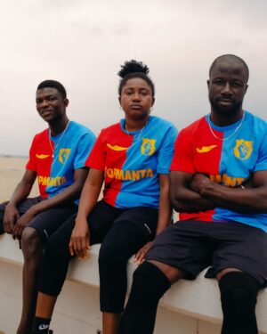 Carlos Cuevas Instagram - BARÇA O BARZAKH és la frase que les persones del Senegal diuen abans d’emprendre el seu perillós viatge cap a Europa a bord d’una embarcació precària. Vol dir “Barcelona o mort”. Arribar o morir en l’intent.
 
L’any 2023, almenys 6.618 persones van morir en aquest trajecte que, any rere any, ha convertit el Mar Mediterrani en la fossa comuna més gran del continent.
 
Per recordar les seves vides i per denunciar les polítiques de fronteres de la Unió Europea, Top Manta la marca social i solidària dels manters de Barcelona, presenta aquesta col·lecció. 💙💔

————————————————————————————

BARÇA O BARZAKH es la frase que las personas de Senegal dicen antes de emprender su peligroso viaje hacia Europa a bordo de un cayuco. Quiere decir “Barcelona o muerte”, llegar o morir en el intento.

En 2023, al menos 6.618 personas murieron en este trayecto que, año tras año, ha convertido al Mar Mediterráneo en la fosa común más grande del continente.

Para denunciar políticas de fronteras de la Unión Europea y para recordar a las personas que han perdido la vida intentando cruzarlas, @topmanta_bcn presenta esta colección. 💙💔

————————————————————————————

BARÇA OR BARZAKH is the phrase that accompanies our dangerous journey to Europe aboard a small fishing boat. It means “Barcelona or death,” to arrive or die trying.

In 2023, at least 6,618 people died on this journey, which year after year has turned the Mediterranean Sea into the largest mass grave on the continent.

To denounce the European Union’s border policies and honor the memory of those who have perished trying to cross, Top Manta has launched this collection! 💙💔

🔹www.instagram.com/reel/C83jQlkCy7-/
🔹www.x.com/sindicatomanter/status/1807642693956202849
🔹www.topmanta.store