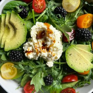 Carlos Nóbrega Instagram - La comida p e r f e c t a! 🥑🍇🌿🍅⠀
@frutasloscursos ⠀
⠀
⠀
⠀
⠀
⠀
⠀
⠀
#mora #moras #tomate #tomates #huerta #ensalada #saladas #saladasfrescas #fresh #yumm #yummy #cnlive #aguacate #aguacatehass #aguacatelover #aguacatelovers #aguacate🥑 #aguacates⠀
#ensalada #ensaladas #ensaladasaludable #cnlive ⠀
⠀
#food #yum #foodgasm  #desayuno #toast #healthylife