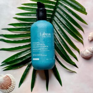 Carlos Nóbrega Instagram - Gracias al perfume fresco 100% natural se refuerza la sensación de cabello sano y con volumen,  y con la ayuda de los postbióticos y el aceite de Crambe se consigue reequilibrar el cuero cabelludo, mejorar la fibra capilar y aportar volumen e hidratación al cabello. Con su ingrediente de Té Verde presenta beneficios antioxidantes y antiinflamatorios. @labeauorganic ⠀
⠀
El champú post-biótico tiene efecto hidratante y voluminizador; reequilibra la microbiota del cuero cabelludo y es fotoprotector y está desarrollado desde la consciencia de la necesidad de recuperar la naturaleza como remedio. En la búsqueda del producto más natural posible, la marca de cosmética natural y orgánica Labeau Organic ha conseguido formular con un 92% de ingredientes naturales.⠀
⠀
⠀
⠀
📍La marca cuenta con una gama de productos que abarca las líneas facial, corporal y capilar. Echad un ojo: ⠀⠀
labeauorganic.com⠀⠀
⠀⠀
⠀⠀
⠀⠀
#labeauorganic #pielsana #saludcapilar #cnlive #yomecuido #selfcare #skincare #cuidadocapilar #eco #ecoliving #ecoresponsable #green #lifestyle #cosmeticanatural #mascarillascapilares #bellezasostenible ⠀